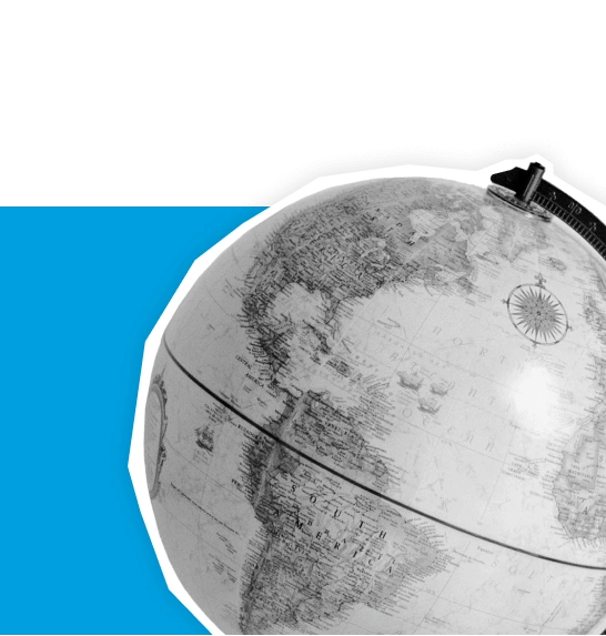 Dettaglio di globo da scrivania che mostra la mappa del mondo con sfondo blu